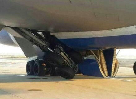 圖說：波音747貨機(jī)起落架發(fā)生故障。圖片來(lái)源：新浪微博網(wǎng)友圖（請(qǐng)私信“新民晚報(bào)新民網(wǎng)”以奉稿酬）