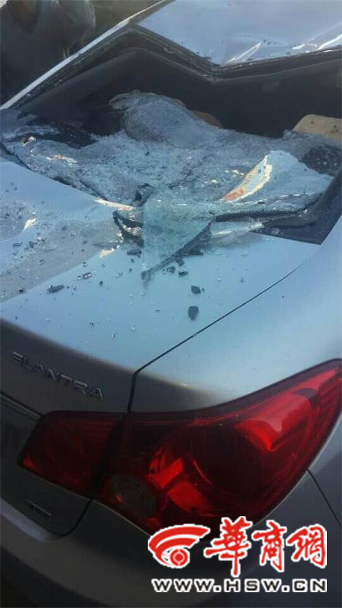 事發(fā)現(xiàn)場一輛伊蘭特轎車后擋風(fēng)玻璃破碎，車頂被砸出坑。記者 祁銘 攝