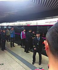 昨日18時(shí)57分，北京地鐵5號(hào)線惠新西街南口一女子遭遇不幸。昨晚9時(shí)記者在中日友好醫(yī)院發(fā)現(xiàn)女子已不幸身亡，女子遇險(xiǎn)是被夾在安全門和地鐵門中間，列車啟動(dòng)后掉下站臺(tái)。