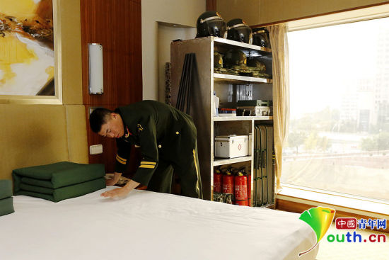 　11月7日，一名武警官兵在APEC駐地中國(guó)大飯店的房間內(nèi)整理內(nèi)務(wù)。