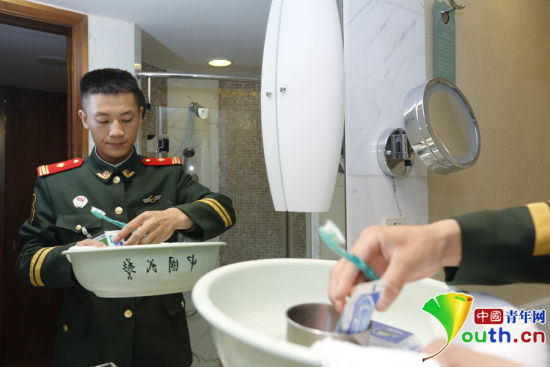 駐守APEC駐地中國(guó)大飯店的武警官兵將自己平時(shí)使用的臉盆、毛巾等帶到酒店房間。
