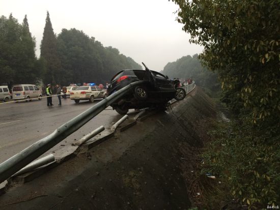 瘋狂途觀撞人逃逸又惹禍，一家四口殞命車輪