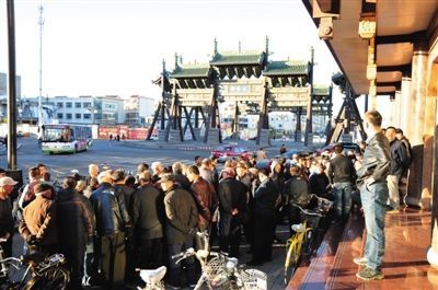 11月3日，大同市四牌樓附近，耿彥波“粉絲團(tuán)”在聚眾討論。