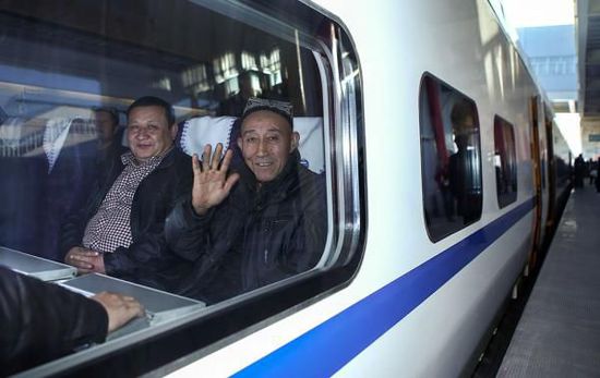 11月16日，旅客乘坐從烏魯木齊南站首發(fā)的D8602次列車。