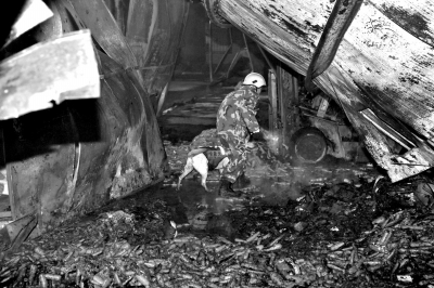 救援人員在山東壽光一食品廠(chǎng)火災(zāi)現(xiàn)場(chǎng)搜救。新華社發(fā)