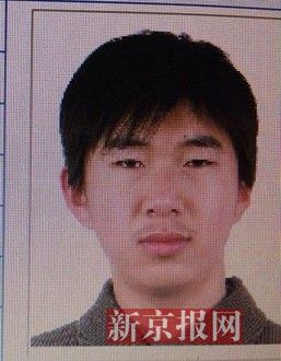 犯罪嫌疑人李小龍，27歲，唐山樂(lè)亭人。村干部說(shuō)李小龍經(jīng)常把自己關(guān)在家里