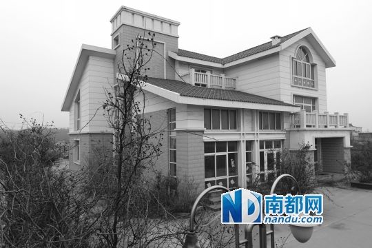 　馬超群在赤土山村村委會旁的別墅，就是以“自來水維護站”的名義拿的地。