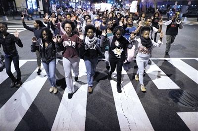 　24日，美國華盛頓，民眾在白宮前參加示威，抗議不起訴槍殺黑人青年的白人警察。