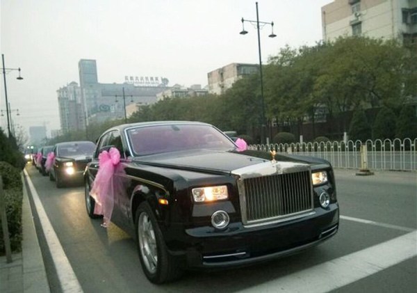 　11月23日，河北唐山街頭現(xiàn)價值超過2個億的婚禮車隊。