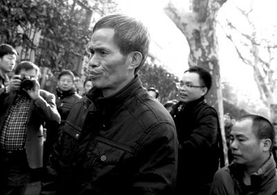 被告人林森浩的父親林尊耀準備進入法院。