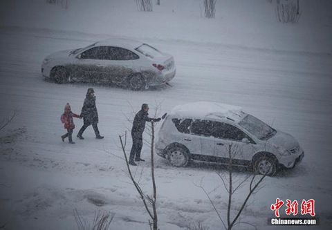 12月8日，經(jīng)過(guò)一夜降雪，烏魯木齊已是皚皚白雪一片。（圖片來(lái)源于中新網(wǎng)）