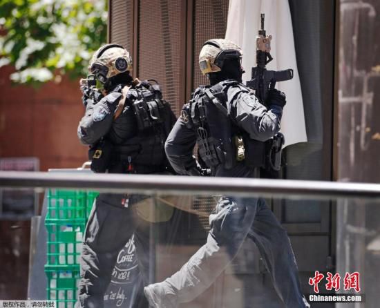 目前咖啡館已經(jīng)關(guān)閉，警方，包括全副武裝的特警隊已經(jīng)將咖啡館包圍。