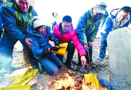 昨日，呼格吉勒圖的父母揣著無罪判決書的復印件來到兒子墳前祭奠?！?新華社