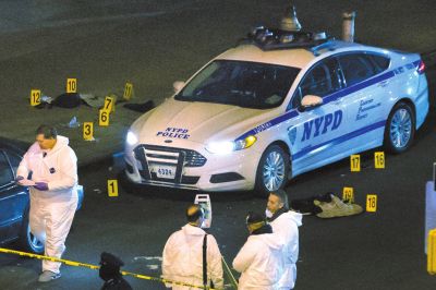 美國紐約兩名警察20日在巡邏車內(nèi)突遭槍擊身亡。紐約警察局長威廉·布拉頓說，槍手行兇后跑入附近一座地鐵站飲彈自盡，沒有跡象顯示這起血案與恐怖主義有關(guān)聯(lián)。