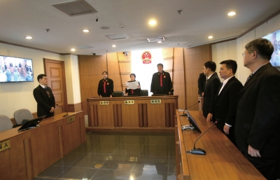 昨日，鄒恒甫及北大有關(guān)負(fù)責(zé)人并未到庭，圖為法官正在進(jìn)行宣判。