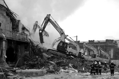 3日下午，挖掘機在現(xiàn)場作業(yè)。 譚青/攝