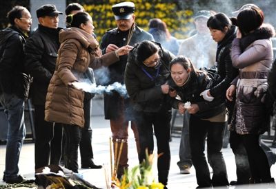昨日，上海，外灘踩踏事件遇難者家屬來(lái)到事發(fā)地獻(xiàn)花祭奠。