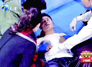天津衛(wèi)視一檔明星真人秀娛樂(lè)節(jié)目中，海南省武術(shù)協(xié)會(huì)副秘書長(zhǎng)楊成章被打倒在地，表情痛苦。