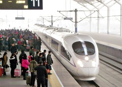 　2014年1月3日，江蘇徐州，旅客在等候乘坐京滬高鐵和諧號動車組列車。圖/CFP