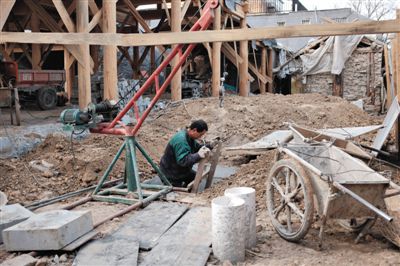 東城區(qū)北鑼鼓巷與小經(jīng)廠胡同之間一處四合院內(nèi)，工人進入已經(jīng)挖好的地下室內(nèi)施工。