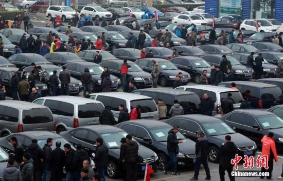 2015年1月25日，首批國家和中央機關取消的公務用車在北京亞運村汽車交易市場拍賣。106輛公務用車