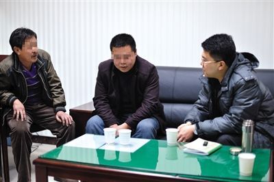 1月7日，陜西省榆林市，國(guó)家信訪局第五督查組成員王治鐸（右一）與兩名信訪人約談。 楊凱 攝