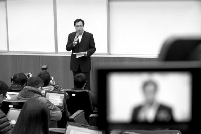 2月8日，在臺(tái)北福華會(huì)館，復(fù)興航空代表劉忠繼向媒體介紹家屬說(shuō)明會(huì)溝通情況。新華社發(fā)