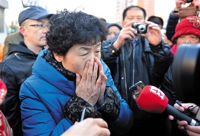 2月9日，呼格吉勒圖的母親尚愛云在旁聽趙志紅案后，接受媒體采訪時落淚。新華社記者 任軍川 攝