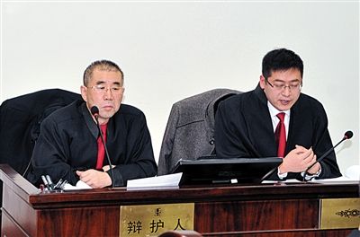 1月5日，呼市中院審理趙志紅案。律師謝飛（左）和張瑞軍（右）出庭為趙志紅辯護。