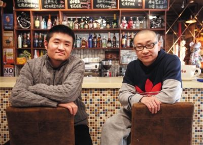 　14日，西安交通大學(xué)路66號(hào)公路咖啡館，苗阜（左）、王聲（右）兩位青年相聲演員今年將第一次登上春晚