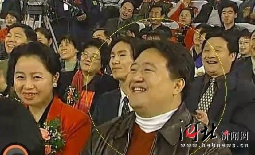 該名男子連續(xù)多年在春節(jié)晚會(huì)中出現(xiàn)，被網(wǎng)友稱為“十年最牛笑臉哥”。