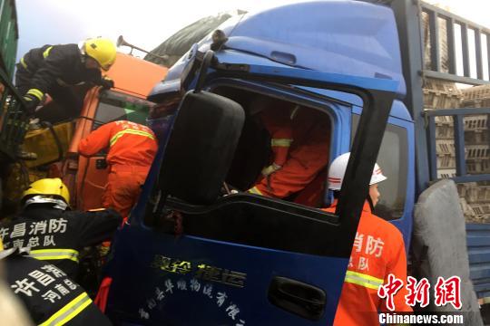 圖為21日，蘭南高速河南段21輛汽車發(fā)生連環(huán)相撞事故，消防人員對被困傷員進(jìn)行緊急救援?！」啤z