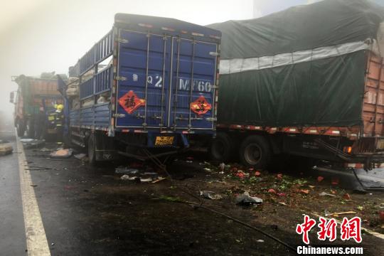 圖為21日，蘭南高速河南段車禍?zhǔn)鹿尸F(xiàn)場一片狼藉?！」啤z