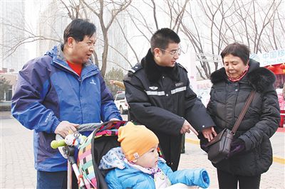 朝陽(yáng)國(guó)際風(fēng)情節(jié)，周小勇（中）提醒老人注意安全。朝陽(yáng)公安分局供圖