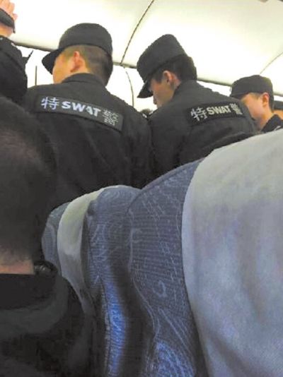 特警登機處理。