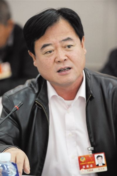 　政協(xié)委員、中國通用技術(shù)集團董事長賀同新稱，按照2014年的數(shù)字，他的薪水下降了近50%。圖/CFP