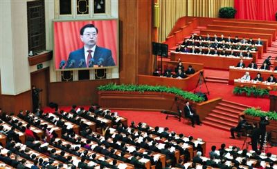 十二屆全國人大三次會(huì)議舉行第二次全體會(huì)議，全國人大常委會(huì)委員長張德江作全國人大常委會(huì)工作報(bào)告。