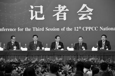 昨日，政協(xié)十二屆三次會議舉行記者會，五位嘉賓回答中外記者提問。京華時報(bào)記者王海欣攝