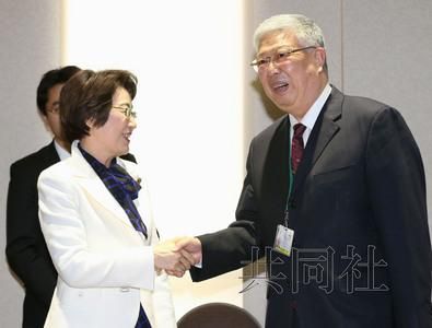 3月15日下午，日本防災擔當相山谷惠理子與中國民政部長李立國（右）會談。
