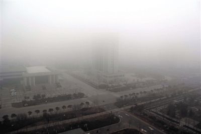 昨日，連云港市贛榆區(qū)14層高樓上拍攝的大霧天氣。當(dāng)日，江蘇省多地出現(xiàn)大霧天氣。新華社發(fā)