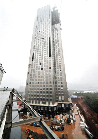 湖南遠(yuǎn)大可建公司采取模塊化建造技術(shù)建造的57層高樓施工現(xiàn)場。新華社發(fā)