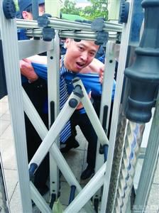 律師王甫在試圖跑進(jìn)衡陽(yáng)中院大門時(shí)被圍攻者阻止，西服和襯衣被撕爛。