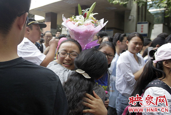 沖向你，給你一個(gè)深情的擁抱。