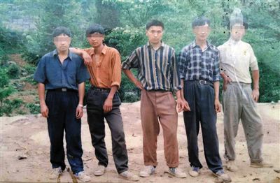 一次外出打工前，田仁信（中）與村里的伙伴合影。田仁信親屬供圖