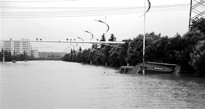 6月28日，南京暴雨致云臺山河漫堤，祿口機(jī)場高速雙向封閉 供圖/CFP
