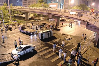 路虎沖下國(guó)貿(mào)橋砸中一輛起亞轎車，橋上厚達(dá)幾十厘米的水泥護(hù)欄被撞斷，碎石四處散落，數(shù)十群眾在現(xiàn)場(chǎng)圍觀。