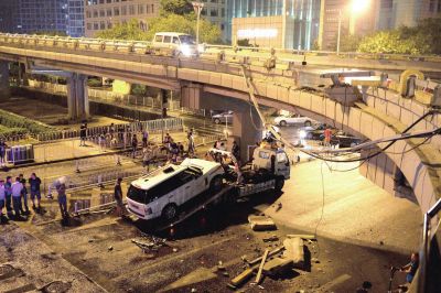 路虎車被扶正后，救援車將其拖離現(xiàn)場(chǎng)。