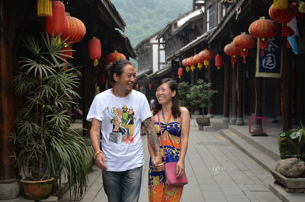 圖為7月20日，顧少強和老公于夫在成都街子古鎮(zhèn)，兩人剛于7月6日登記結(jié)婚。王勤/CFP