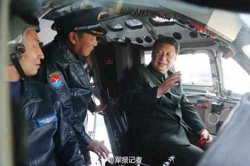 2015年2月16日，習近平登上戰(zhàn)機，坐進駕駛艙，了解裝備性能，體驗操作使用。