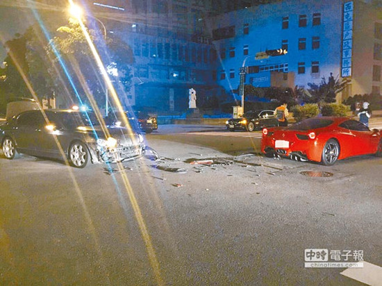 圖為車號8889的法拉利（右）和車號9888的賓利車（左）發(fā)生擦撞，法拉利車身嚴(yán)重?fù)p毀。